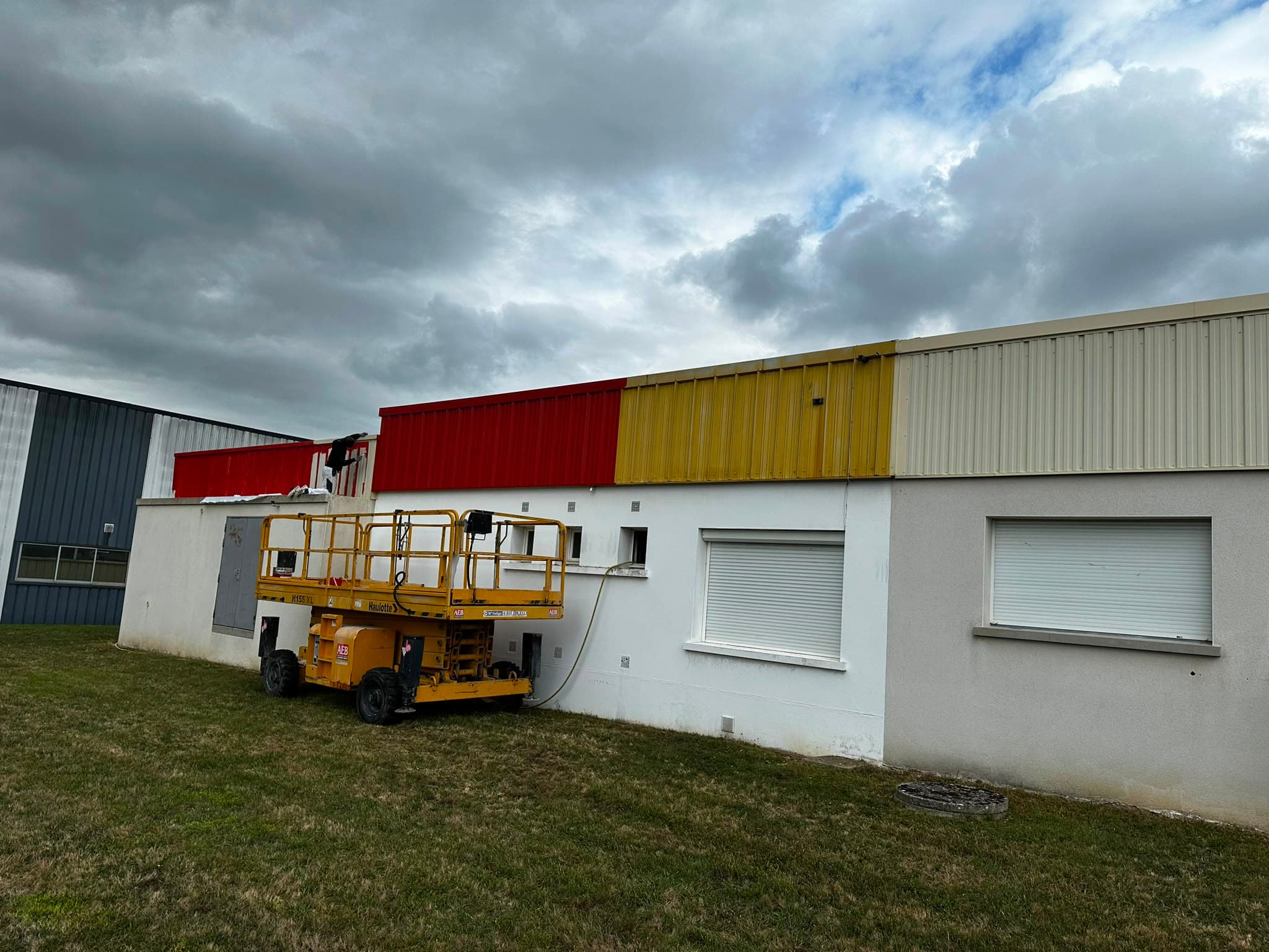 Façade d'imprimerie à Montoire, Intervention nacelle