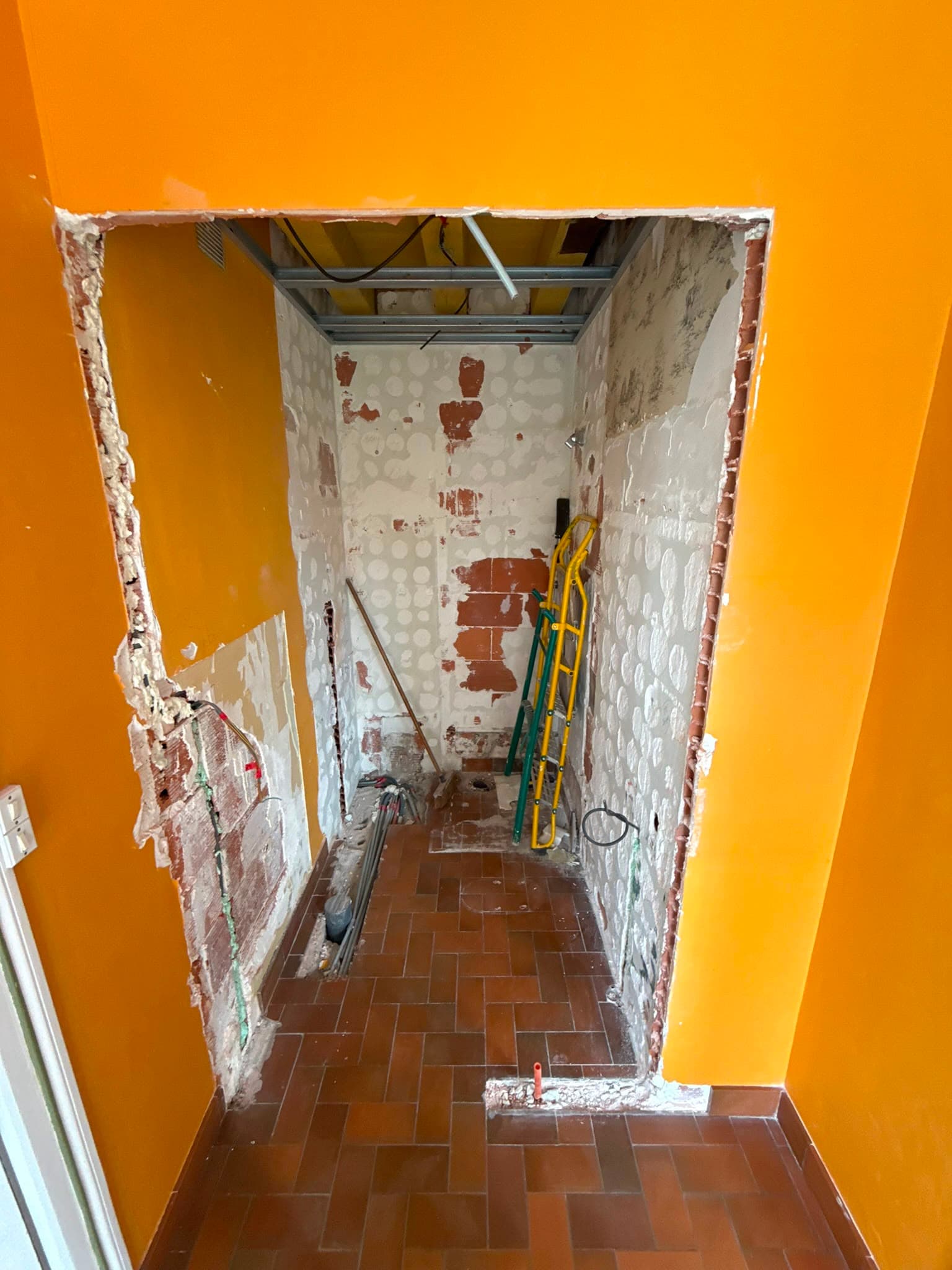 Salle de bains à Orléans, Préparation des murs
